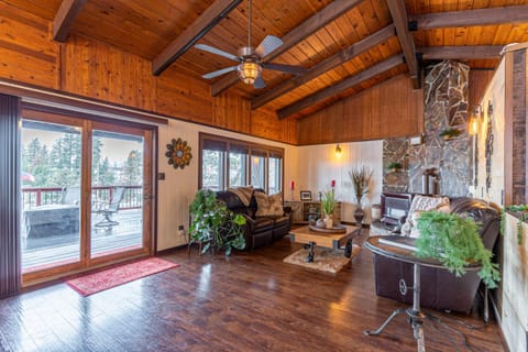 Hilltop Hideaway House in Bigfork