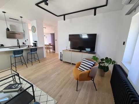 TV and multimedia, Kitchen or kitchenette, Living room, Seating area, Dining area, Evening entertainment