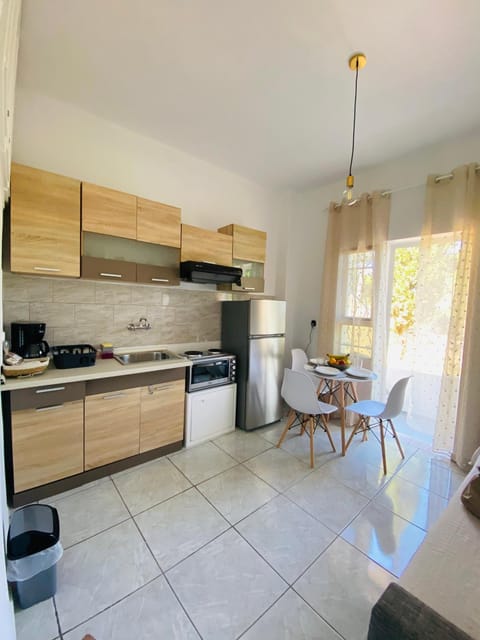 Kitchen or kitchenette, Seating area, Dining area, stove