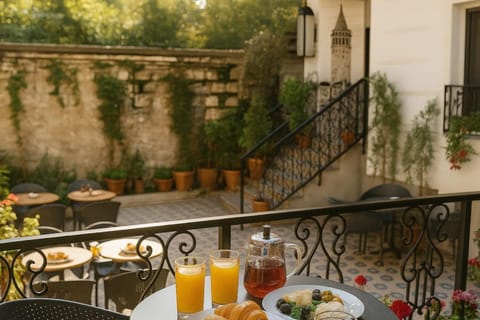 Day, Garden, Food and drinks, Breakfast, Continental breakfast