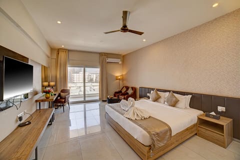 Bed, TV and multimedia, Balcony/Terrace, Photo of the whole room, Seating area, Bedroom, furniture, air conditioner