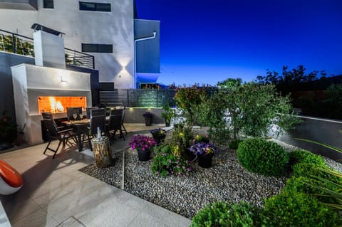 Luxury apartment Barka in Villa with heated pool Apartment in Split-Dalmatia County