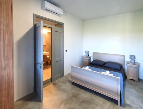 Bed, Photo of the whole room, Bedroom, towels, wardrobe