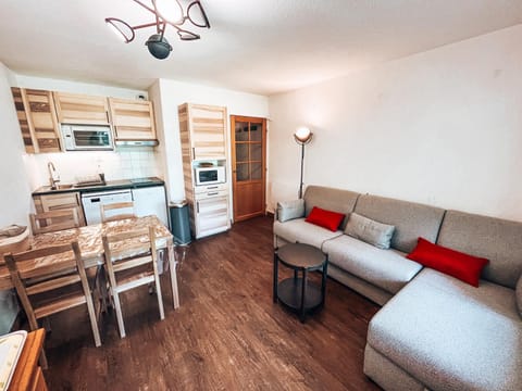 Kitchen or kitchenette, Living room, Dining area, dishwasher, oven, stove