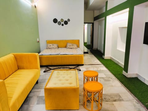 Bed, TV and multimedia, Living room, Photo of the whole room, Seating area