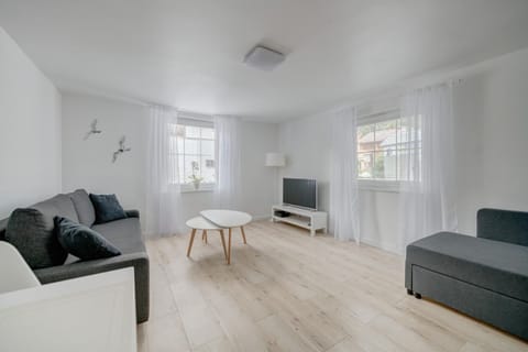 Restaurant/places to eat, Summer, Children play ground, Beach, Parking