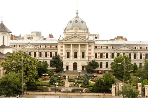 Property building, Nearby landmark, Day, City view, Landmark view, Location
