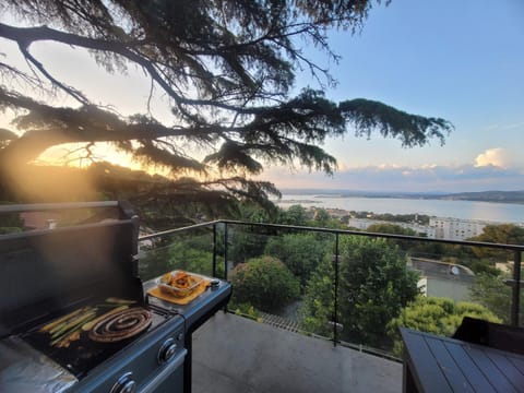 Natural landscape, BBQ facilities, View (from property/room), Balcony/Terrace, Dining area, Lake view, Sea view
