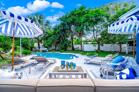 Pool and Beach Relaxing Close to Everything House in Dania Beach