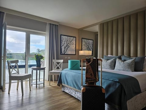 Bed, Natural landscape, Photo of the whole room