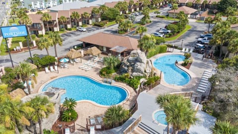 Property building, Day, Natural landscape, Bird's eye view, Pool view, Swimming pool, Location, Parking, sunbed