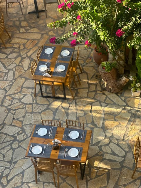 Patio, Restaurant/places to eat, Spring, Day, Garden, Living room, Banquet/Function facilities, Seating area, Dining area, Garden view