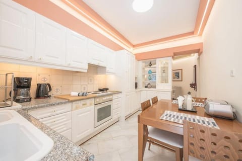 Kitchen or kitchenette, Communal kitchen