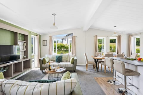 TV and multimedia, Living room, Seating area, Dining area