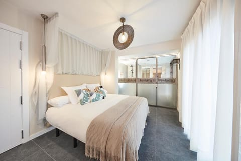 Bed, Bathroom, Photo of the whole room