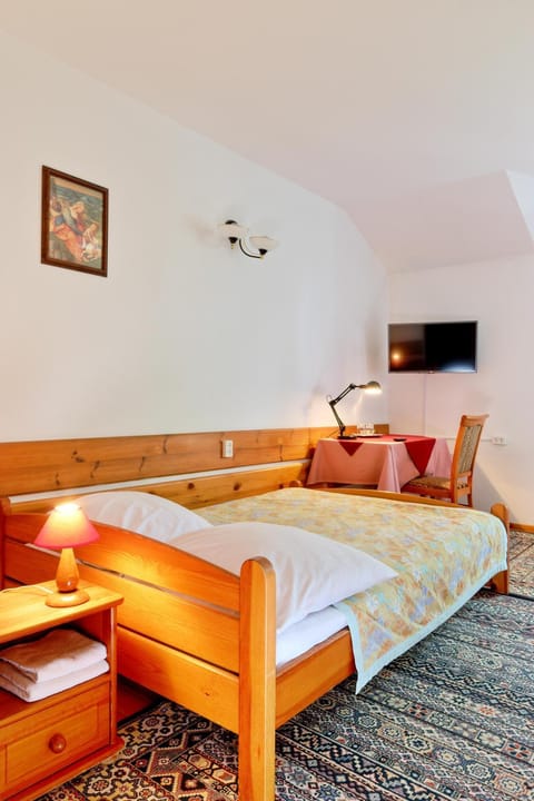 Property building, Bed, Photo of the whole room, Bedroom