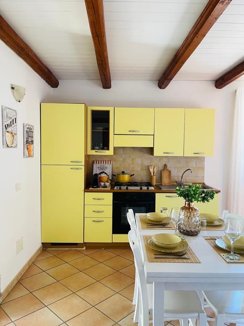 Kitchen or kitchenette, Dining area, pet friendly, stove