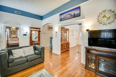 Hampton Sanctuary with Fire Pit and Fenced Yard! House in Norfolk