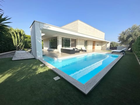 Property building, Patio, Day, Garden, Garden view, Pool view, Swimming pool, Swimming pool, sunbed