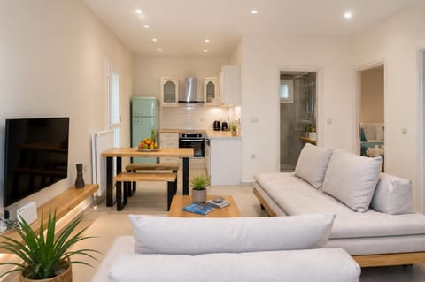 TV and multimedia, Kitchen or kitchenette, Living room, Seating area