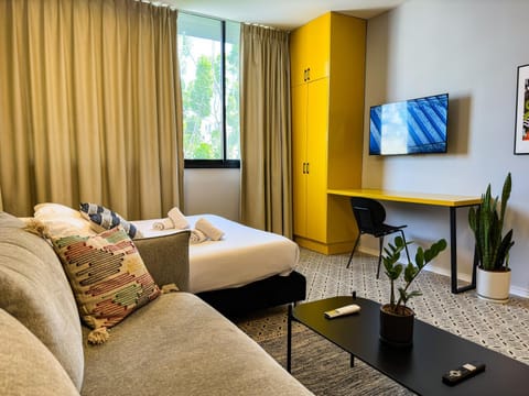 Bed, TV and multimedia, Seating area