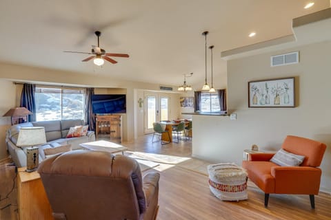 Pueblo Five Star Pikes Peak View Home with Hot Tub House in Pueblo West