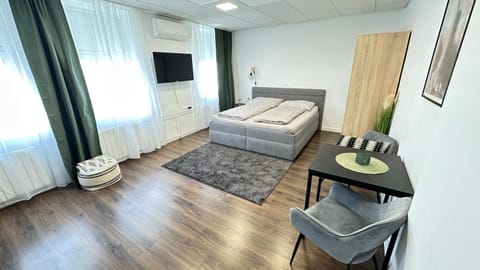 Bed, TV and multimedia, Photo of the whole room, Seating area, Parking