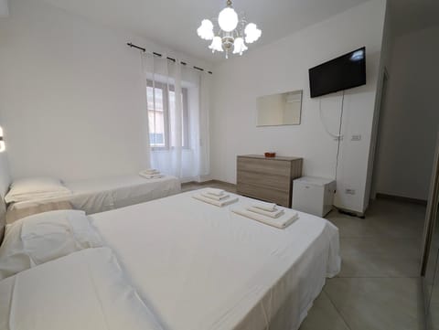 Bed, TV and multimedia, Photo of the whole room, Bedroom, towels, wardrobe, air conditioner