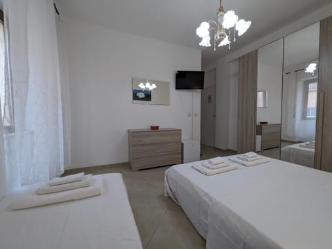 Bed, TV and multimedia, Photo of the whole room, Bedroom, towels, wardrobe