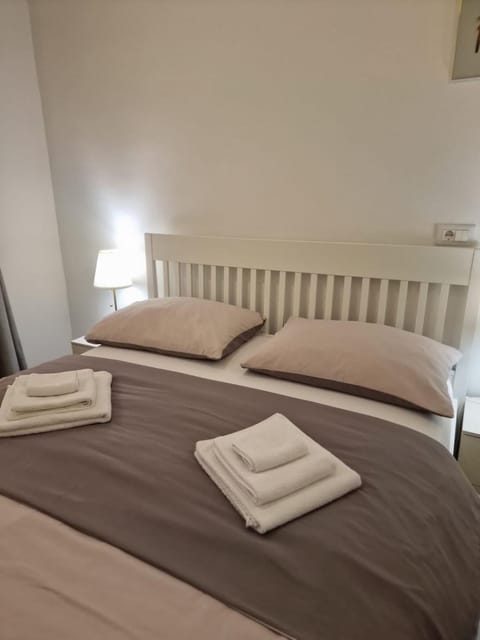 Bed, Bedroom, towels