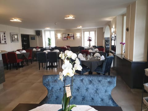 Restaurant/places to eat, Internal: Not applicable to any particular room