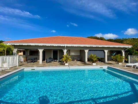 Property building, Patio, Day, Pool view, Swimming pool, sunbed