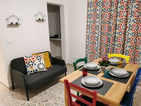 Seating area, Dining area