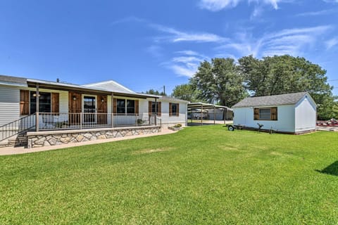 Lakefront Granbury Home, Boat Dock On-Site! House in Granbury