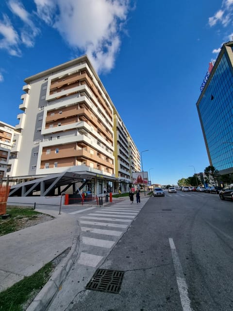 Property building, Neighbourhood, City view, Parking