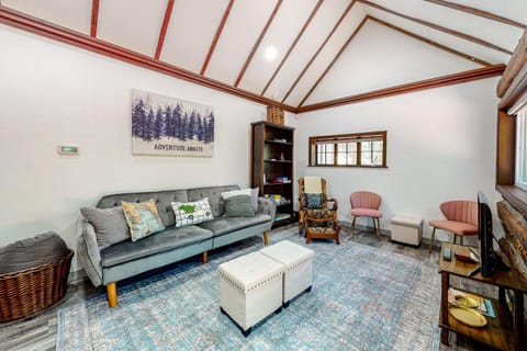 Top Town Retreat House in Crestline