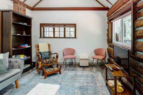 Top Town Retreat House in Crestline