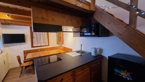 Kitchen or kitchenette, Dining area, minibar, stove