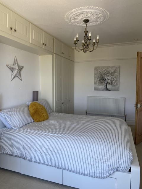 Property building, Bed, Photo of the whole room, Bedroom, wardrobe