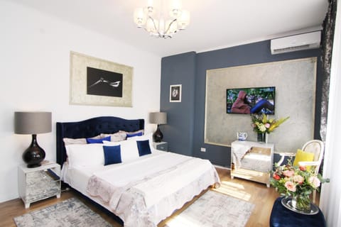 Bed, TV and multimedia, Decorative detail, Bedroom, air conditioner
