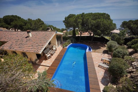 Property building, Day, Natural landscape, Pool view, Swimming pool
