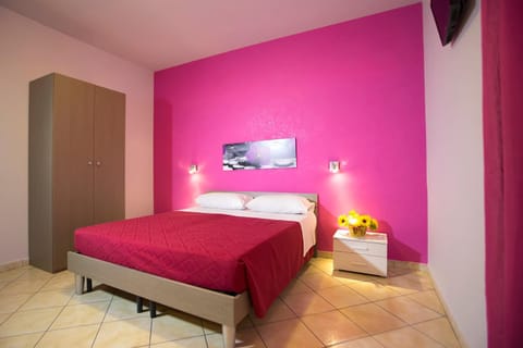 Bed, TV and multimedia, Photo of the whole room, Bedroom, wardrobe