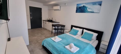 Bed, TV and multimedia, Kitchen or kitchenette, Photo of the whole room, Dining area, towels, air conditioner