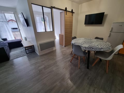 TV and multimedia, Living room, Seating area, Dining area