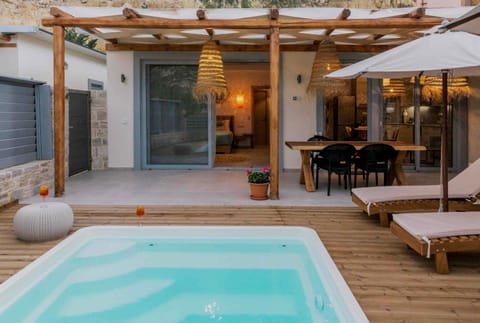 Property building, Balcony/Terrace, Pool view, Swimming pool, sunbed