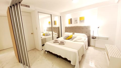 Photo of the whole room, Bedroom, wardrobe