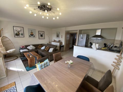 Kitchen or kitchenette, Living room, Seating area, Dining area