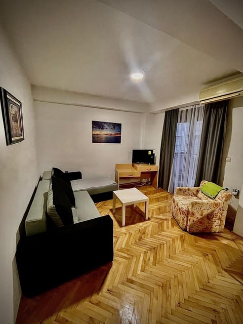 Bed, TV and multimedia, Living room, Seating area