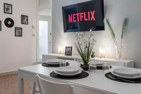 TV and multimedia, Living room, Seating area, Dining area