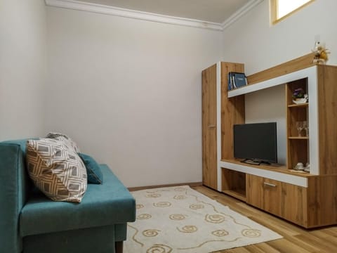 Communal lounge/ TV room, TV and multimedia, Living room, Seating area, Evening entertainment